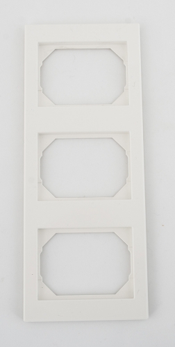 Ramka podtrójna pionowa plastikowa biała Vilma (3).jpg