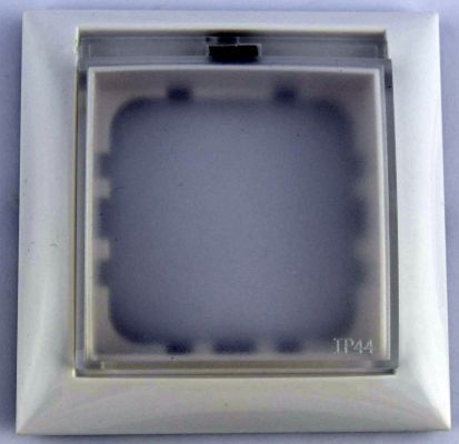 Ramka jednokrotna plastikowa biała bryzgoszczelna IP44 Seria Corner DPM 01.jpg